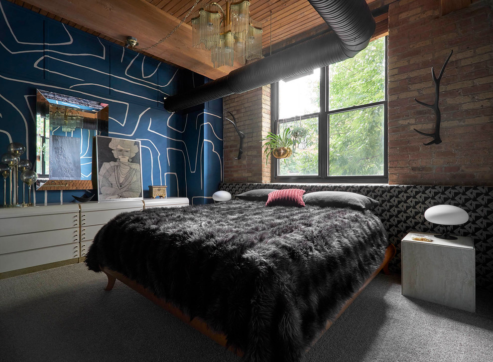 Eklektisk inredning av ett sovrum, med blå väggar, heltäckningsmatta och grått golv