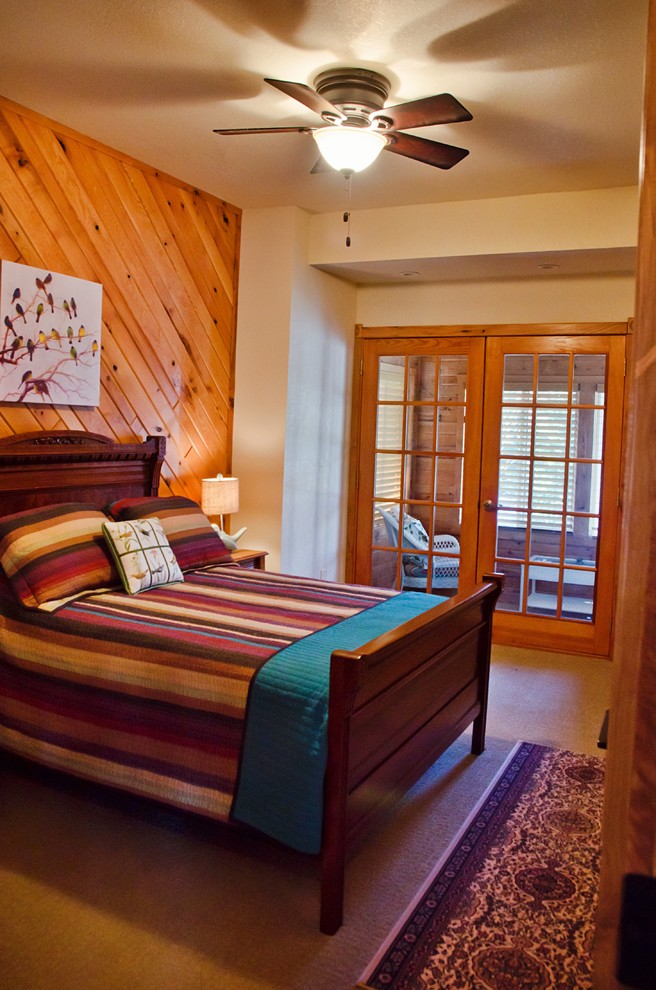 Imagen de habitación de invitados rústica pequeña sin chimenea con paredes marrones, moqueta y suelo beige