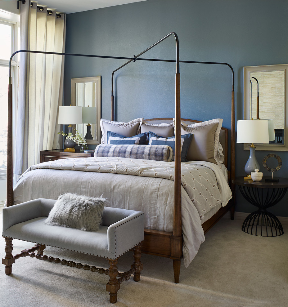 Свежая идея для дизайна: большая хозяйская спальня в стиле неоклассика (современная классика) с синими стенами, ковровым покрытием и бежевым полом - отличное фото интерьера