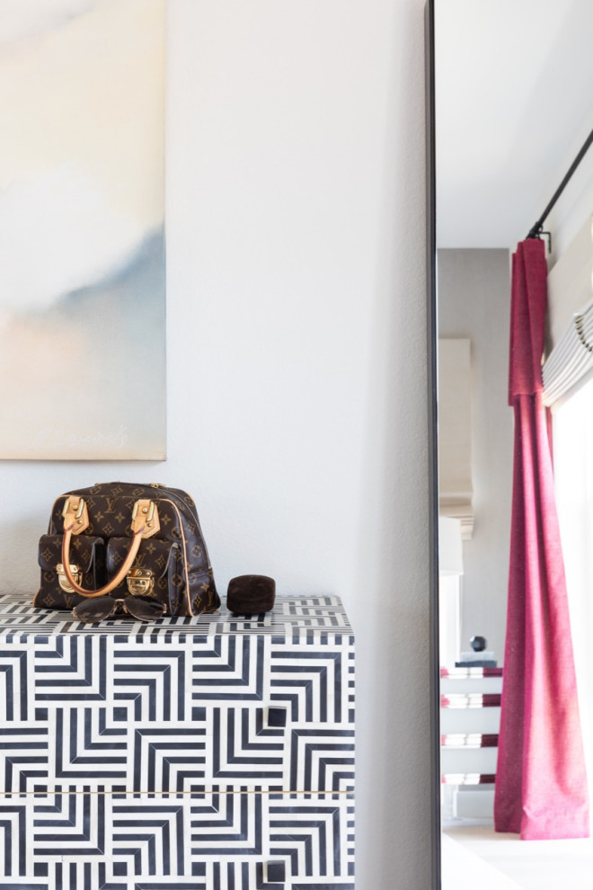 Imagen de dormitorio contemporáneo de tamaño medio sin chimenea con paredes multicolor y suelo de madera clara