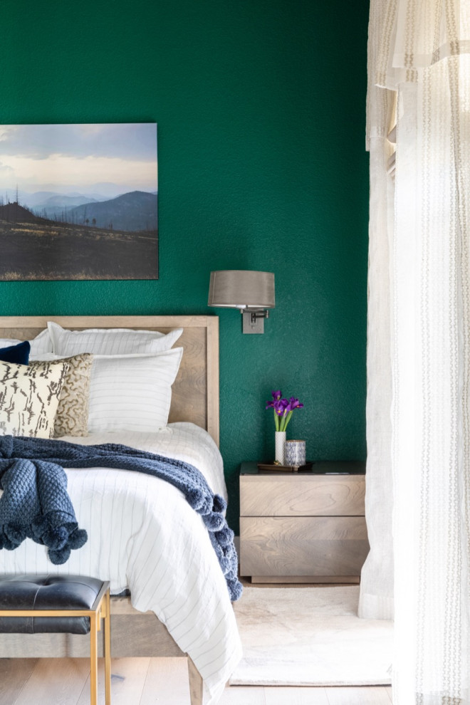 На фото: хозяйская спальня среднего размера в современном стиле с зелеными стенами и светлым паркетным полом без камина