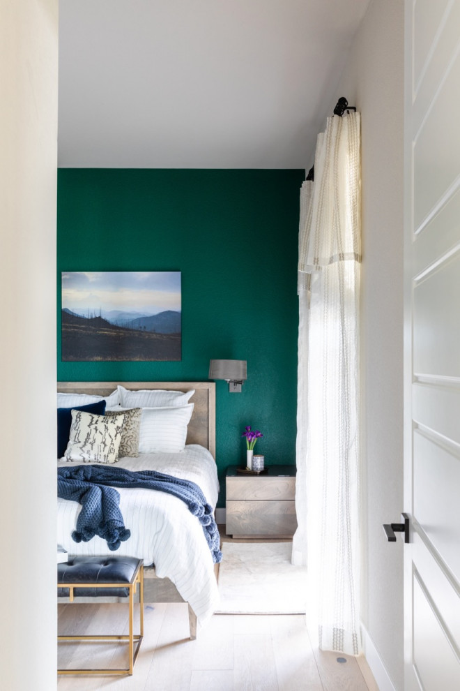 Immagine di una camera matrimoniale minimal di medie dimensioni con pareti verdi, parquet chiaro e nessun camino