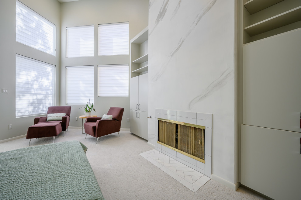 Großes Modernes Hauptschlafzimmer mit grauer Wandfarbe, Teppichboden, Kamin, verputzter Kaminumrandung und grauem Boden in Dallas