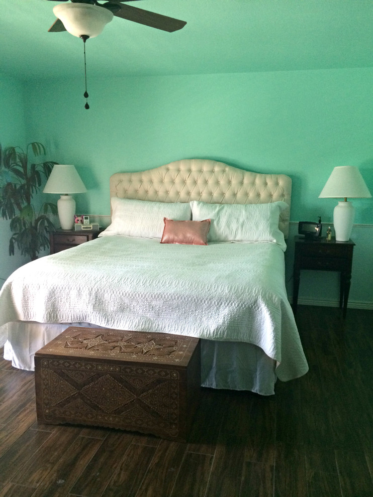 Imagen de dormitorio principal tradicional de tamaño medio sin chimenea con paredes azules