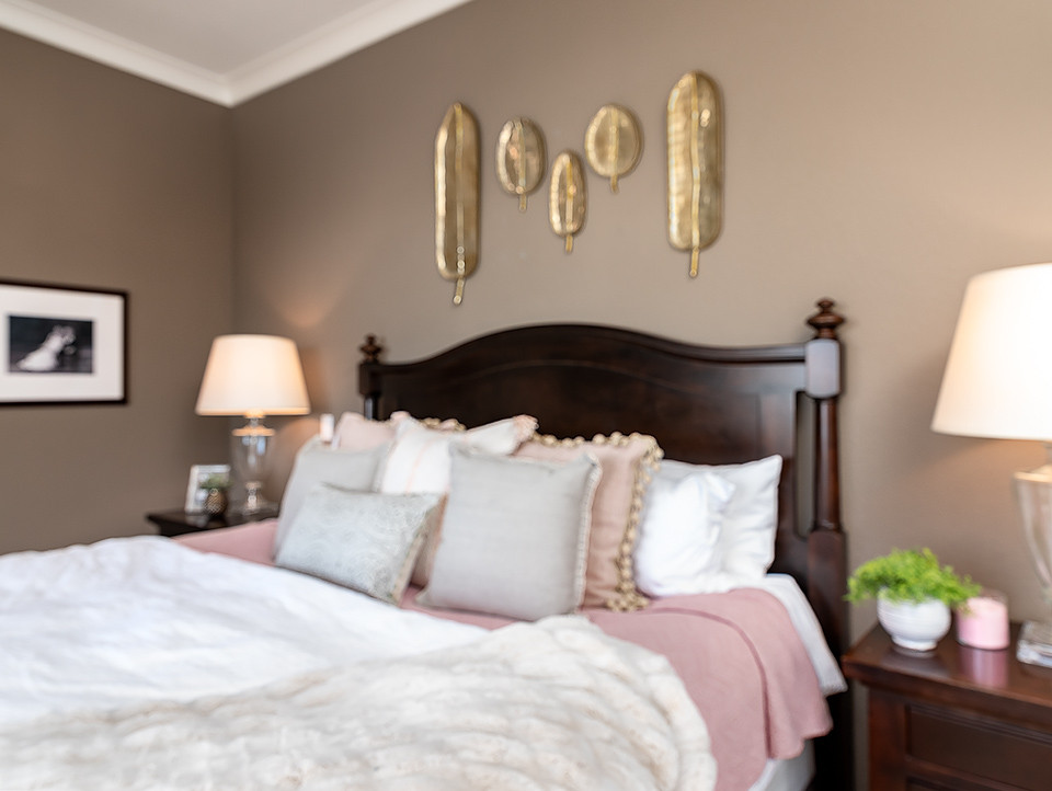 Inspiration pour une chambre grise et rose traditionnelle de taille moyenne avec un mur marron, aucune cheminée et un sol beige.