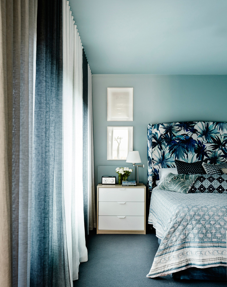 シドニーにある広いビーチスタイルのおしゃれな主寝室 (青い壁、カーペット敷き、暖炉なし、青い床) のレイアウト