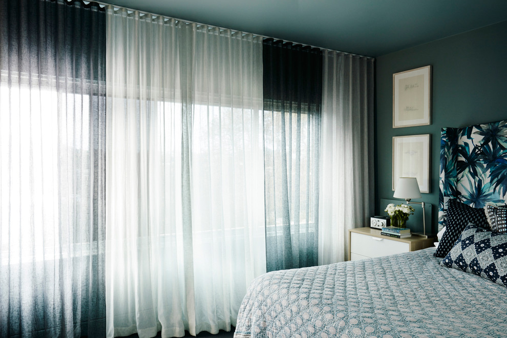 Пример оригинального дизайна: большая хозяйская спальня в стиле ретро с синими стенами и ковровым покрытием без камина
