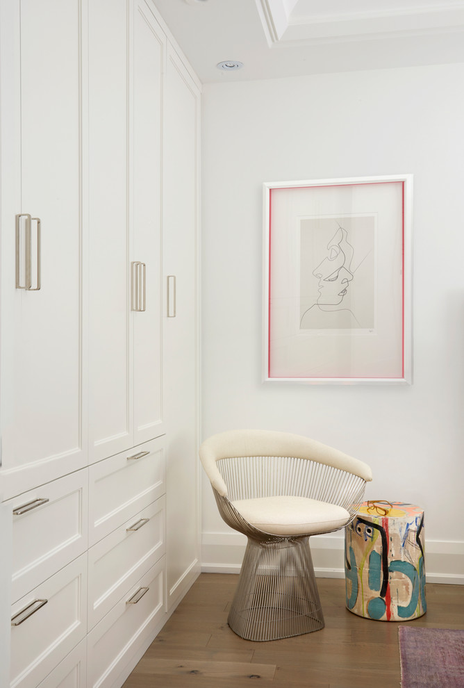 Стильный дизайн: хозяйская спальня среднего размера в стиле неоклассика (современная классика) с белыми стенами, паркетным полом среднего тона и коричневым полом - последний тренд