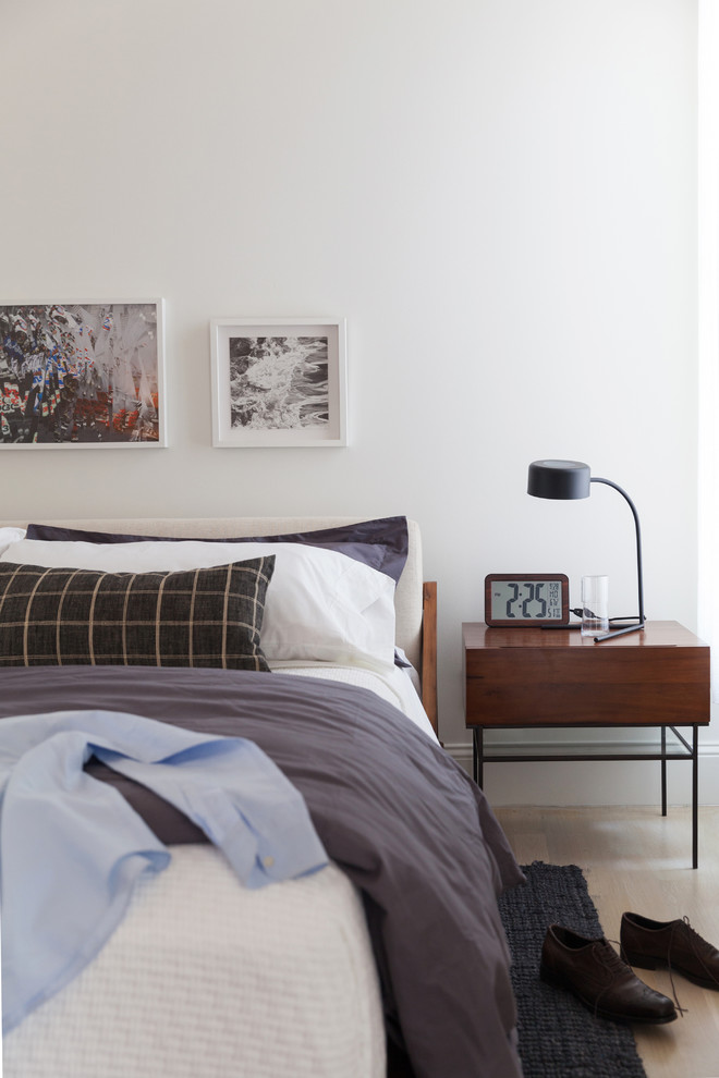 Imagen de dormitorio principal vintage de tamaño medio con paredes blancas y suelo de madera clara