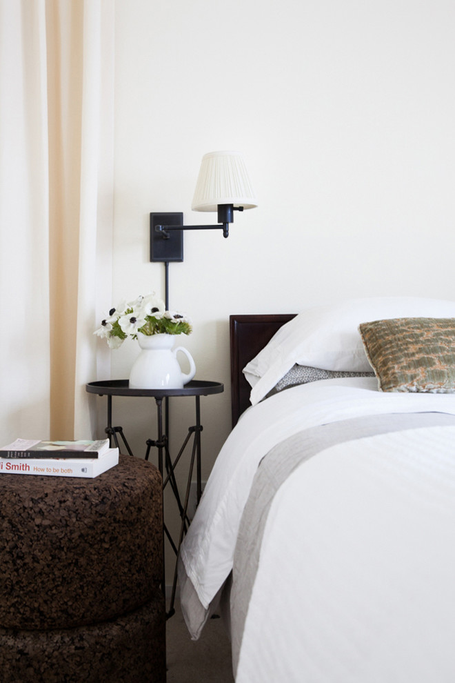 Пример оригинального дизайна: гостевая спальня среднего размера, (комната для гостей) в стиле фьюжн с белыми стенами и ковровым покрытием