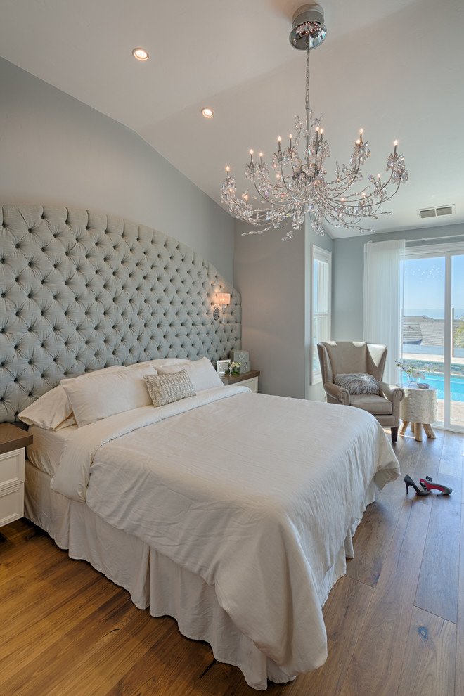 Пример оригинального дизайна: большая хозяйская спальня в стиле неоклассика (современная классика) с серыми стенами и паркетным полом среднего тона без камина