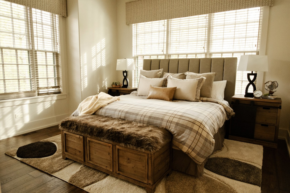 Idee per una grande camera degli ospiti country con pareti bianche, pavimento in legno massello medio e pavimento marrone
