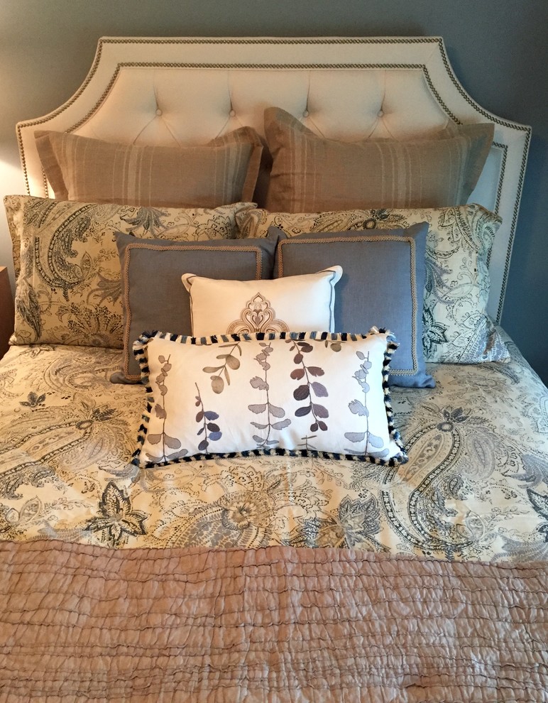 Свежая идея для дизайна: гостевая спальня среднего размера, (комната для гостей) в стиле шебби-шик с синими стенами и ковровым покрытием без камина - отличное фото интерьера