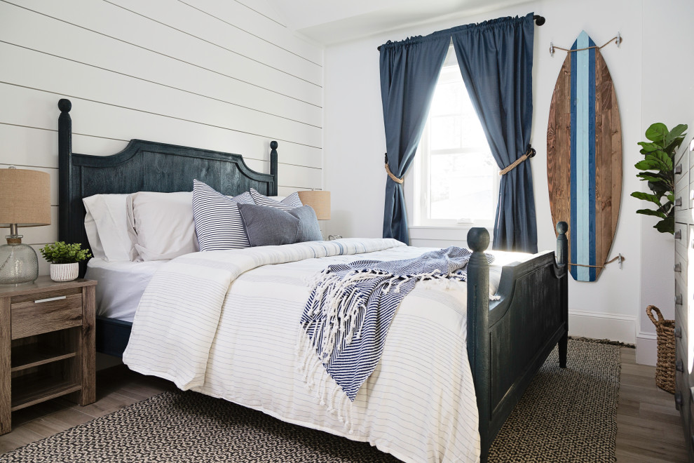 Mittelgroßes Maritimes Schlafzimmer mit weißer Wandfarbe, grauem Boden und Holzdielenwänden in Tampa
