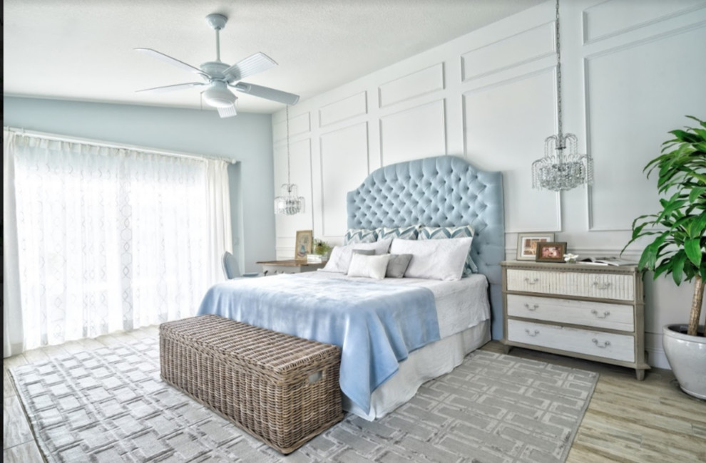 マイアミにある広いビーチスタイルのおしゃれな主寝室 (白い壁、磁器タイルの床、ベージュの床)