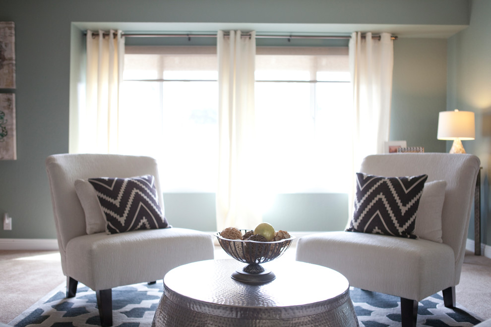 Foto di una camera matrimoniale design con pareti blu e moquette