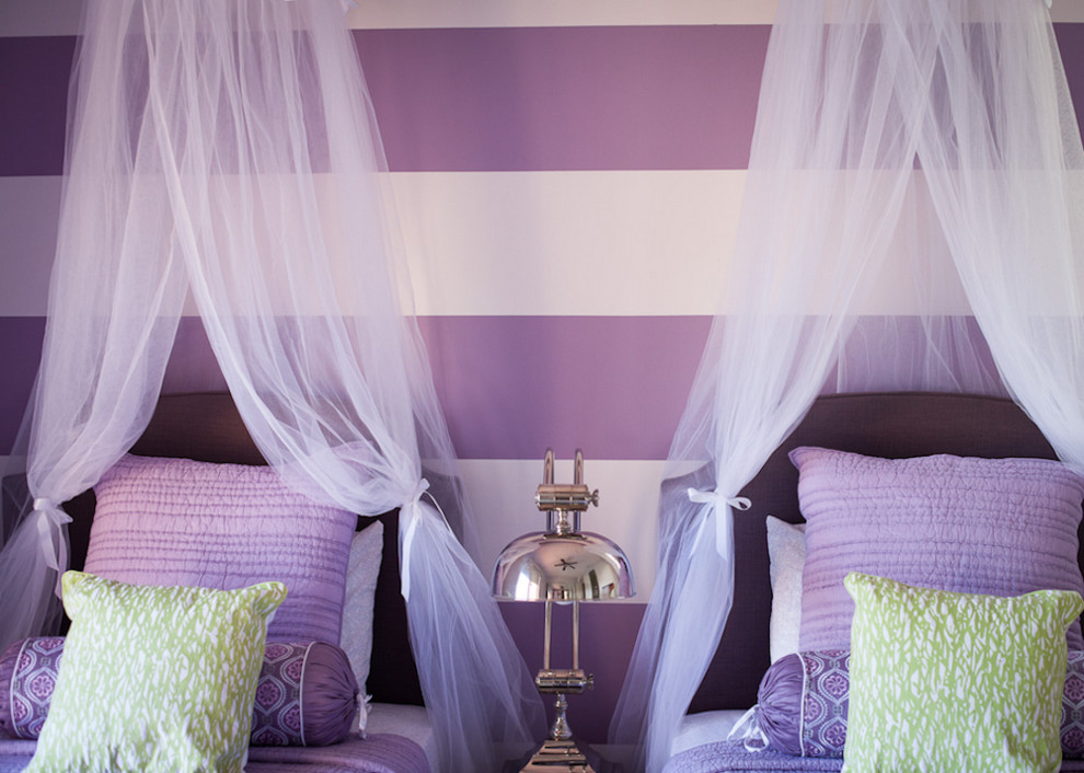 Esempio di una camera degli ospiti minimalista di medie dimensioni con pareti viola e nessun camino