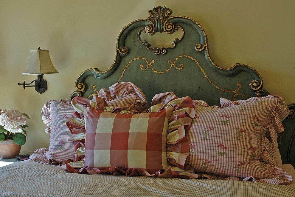 サクラメントにある地中海スタイルのおしゃれな寝室