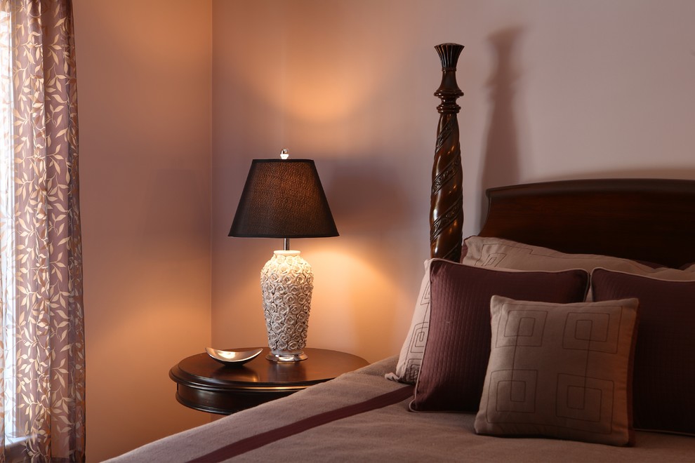 Стильный дизайн: хозяйская спальня среднего размера в классическом стиле с бежевыми стенами без камина - последний тренд