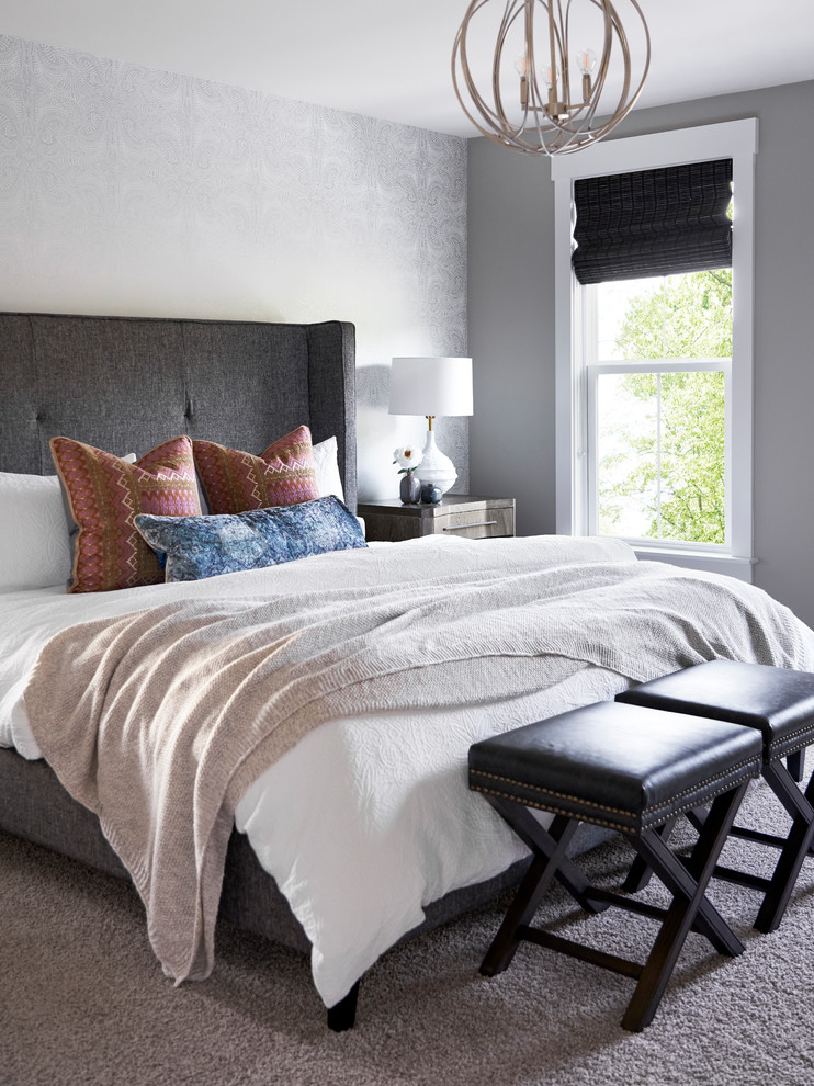 Стильный дизайн: хозяйская спальня среднего размера в стиле неоклассика (современная классика) с серыми стенами, ковровым покрытием и серым полом без камина - последний тренд