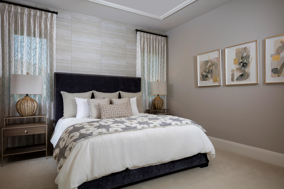 Стильный дизайн: хозяйская спальня среднего размера в стиле неоклассика (современная классика) с серыми стенами, бежевым полом и ковровым покрытием - последний тренд
