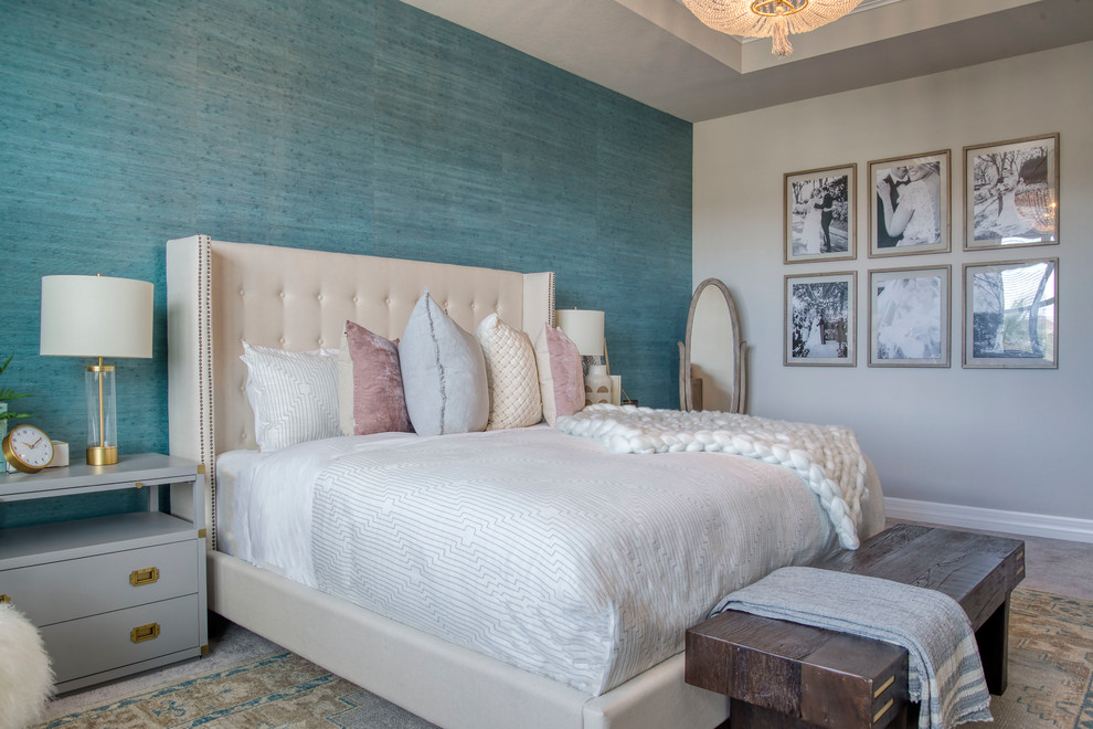 На фото: хозяйская спальня в морском стиле с синими стенами, ковровым покрытием и серым полом без камина