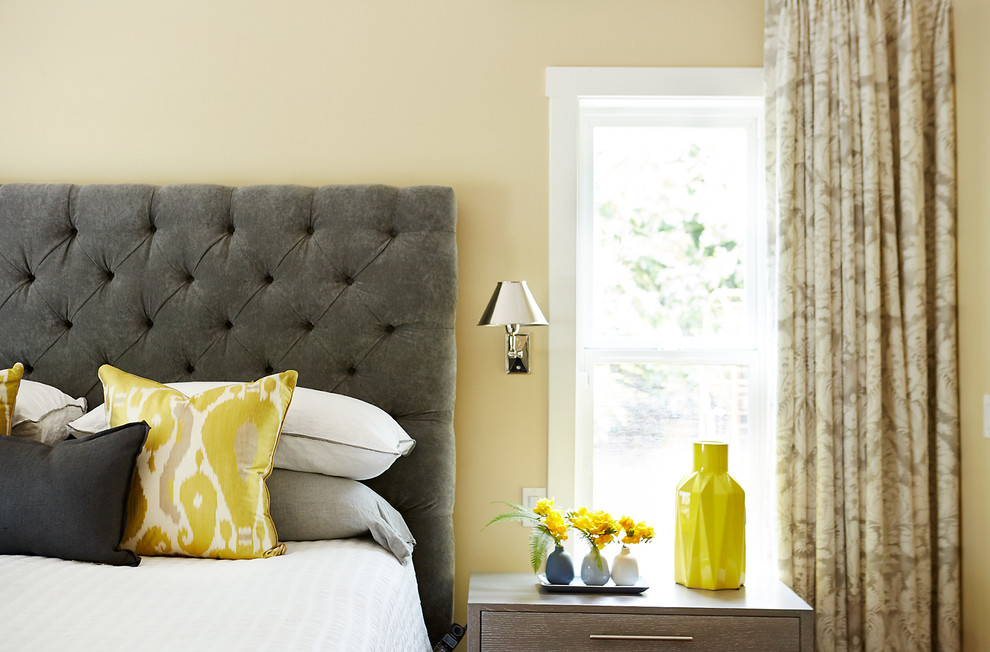 Diseño de dormitorio principal tradicional renovado de tamaño medio con paredes amarillas