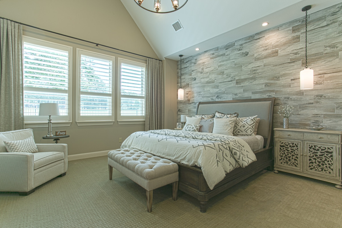 ダラスにあるトランジショナルスタイルのおしゃれな主寝室 (ベージュの壁、カーペット敷き) のインテリア