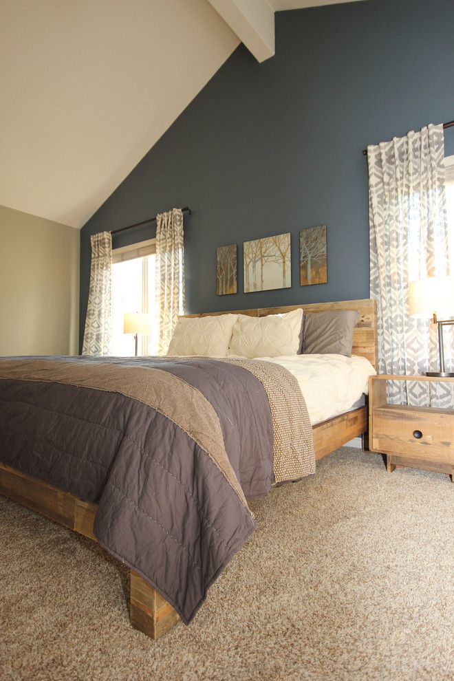 На фото: большая хозяйская спальня в стиле неоклассика (современная классика) с синими стенами и ковровым покрытием без камина