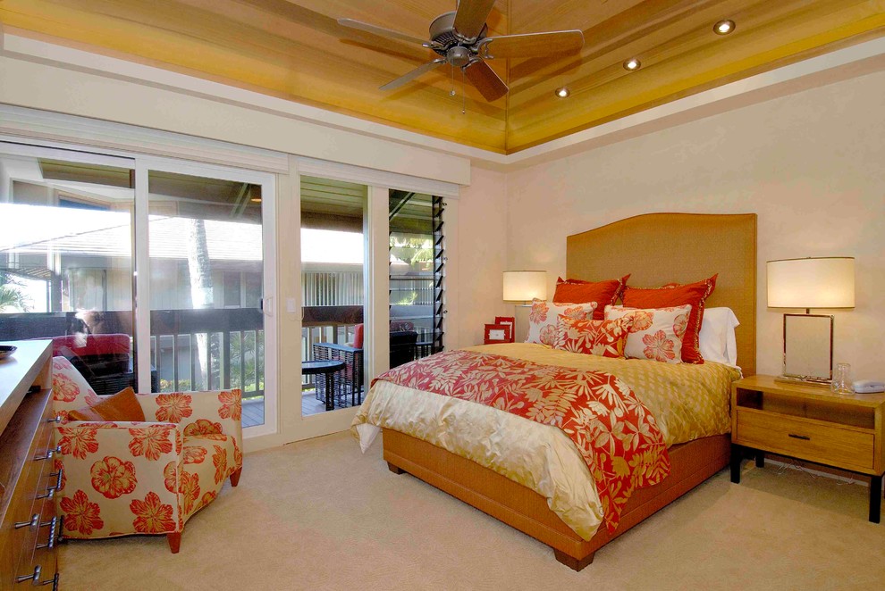 Foto de dormitorio principal tropical con paredes beige y moqueta
