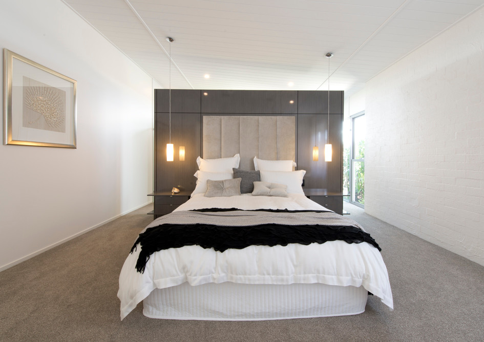 Esempio di una camera degli ospiti minimalista con moquette