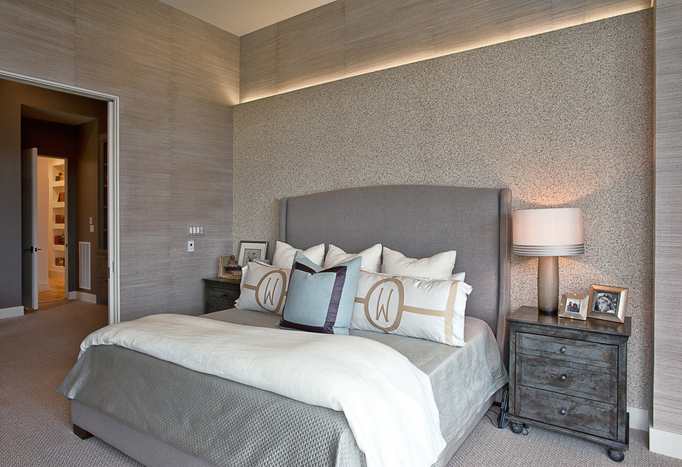 Modern inredning av ett sovrum, med grå väggar, heltäckningsmatta och grått golv
