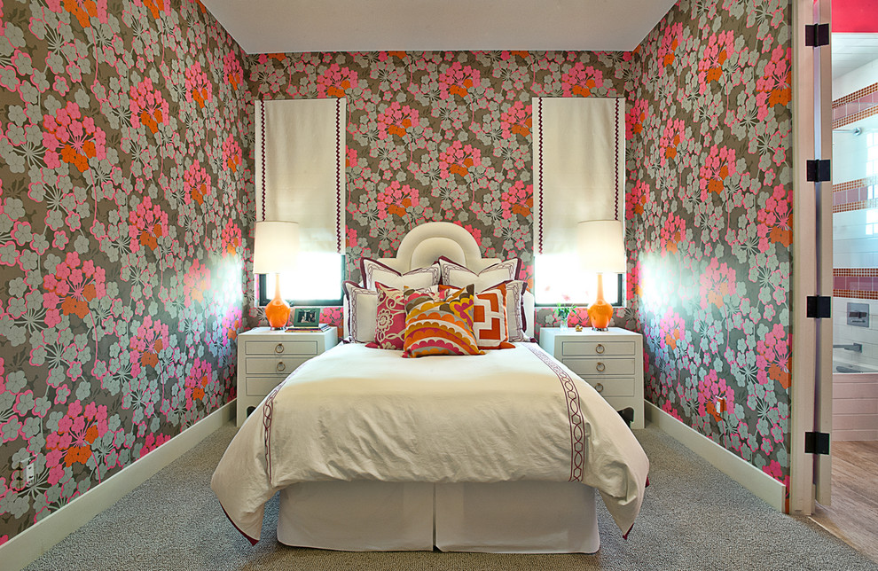 Foto på ett funkis sovrum, med flerfärgade väggar och heltäckningsmatta