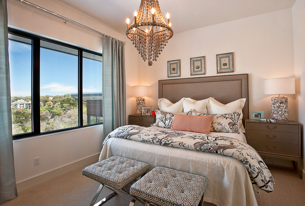 На фото: гостевая спальня (комната для гостей) в современном стиле с бежевыми стенами, ковровым покрытием и синими шторами