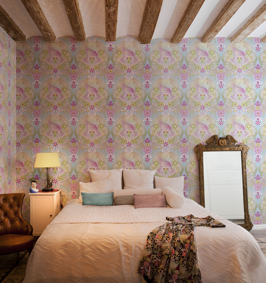 Modelo de dormitorio principal romántico de tamaño medio con paredes multicolor