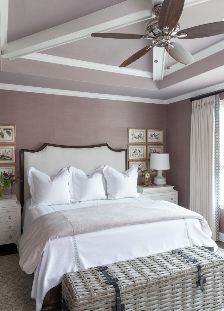 Свежая идея для дизайна: большая хозяйская спальня в стиле неоклассика (современная классика) с фиолетовыми стенами, темным паркетным полом и коричневым полом - отличное фото интерьера