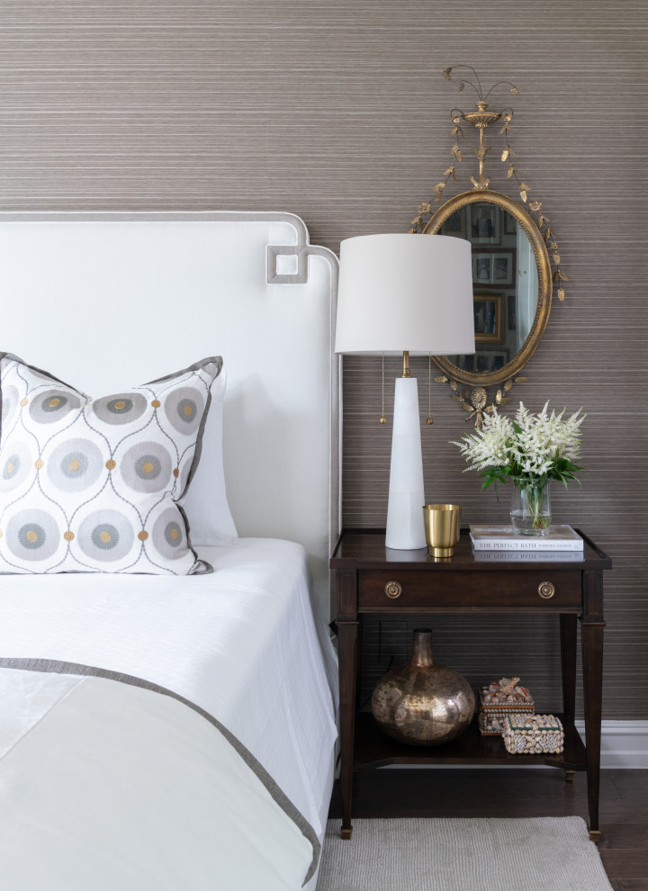 ダラスにある中くらいなトランジショナルスタイルのおしゃれな客用寝室 (茶色い壁、濃色無垢フローリング、茶色い床、グレーとクリーム色)