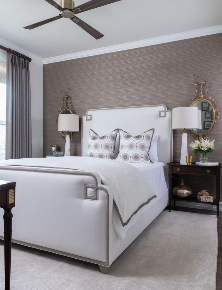 Modelo de habitación de invitados clásica renovada de tamaño medio con paredes marrones, suelo de madera oscura y suelo marrón