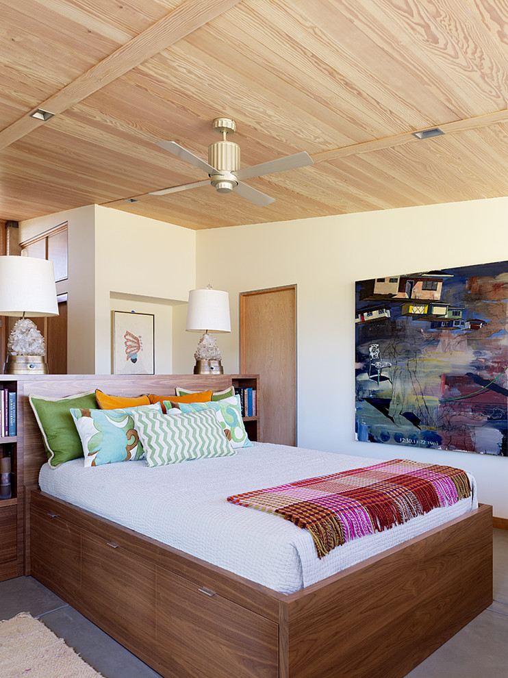 Modelo de dormitorio contemporáneo con paredes beige
