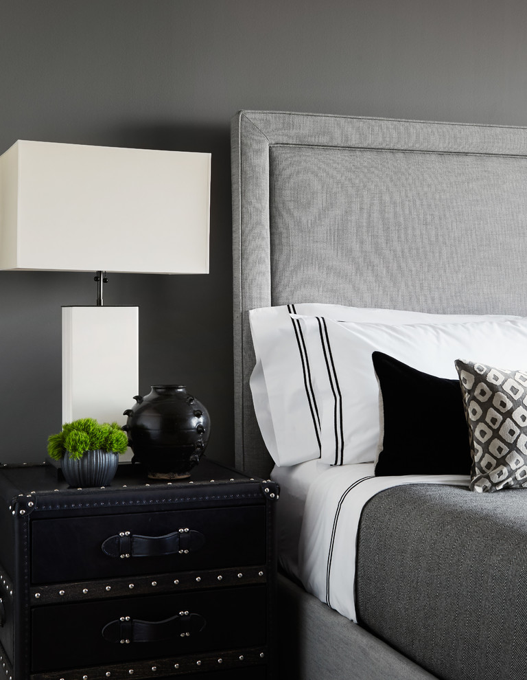 Идея дизайна: хозяйская спальня среднего размера в стиле неоклассика (современная классика) с серыми стенами без камина