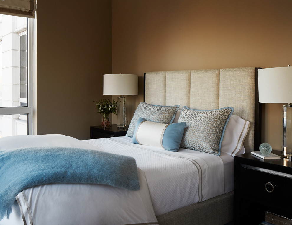 Свежая идея для дизайна: хозяйская спальня среднего размера в стиле неоклассика (современная классика) с коричневыми стенами без камина - отличное фото интерьера