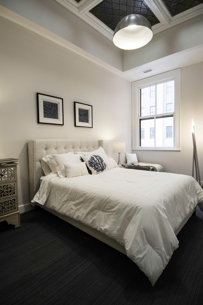 Kleines Eklektisches Schlafzimmer im Loft-Style mit grauer Wandfarbe, Teppichboden und schwarzem Boden in New York