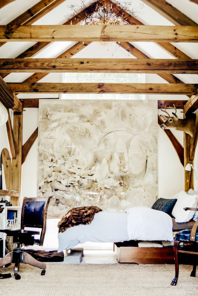 Cette photo montre une petite chambre d'amis montagne avec un mur blanc et un sol en bois brun.