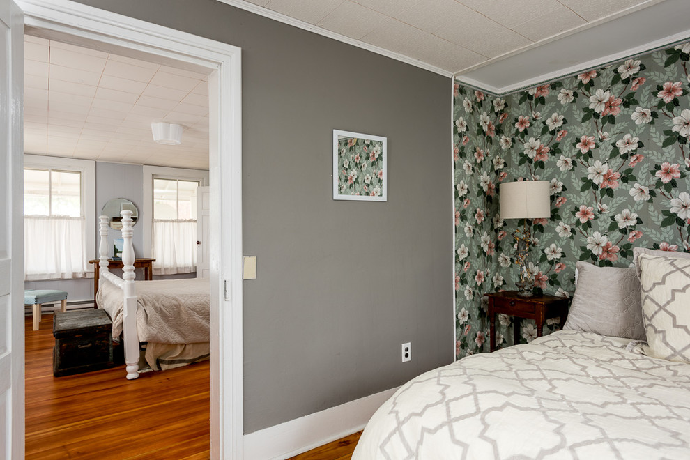 Mittelgroßes Landhaus Gästezimmer mit braunem Holzboden in Boston
