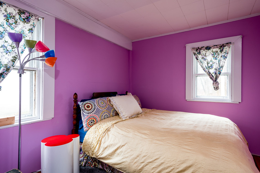 Bild på ett litet lantligt gästrum, med rosa väggar