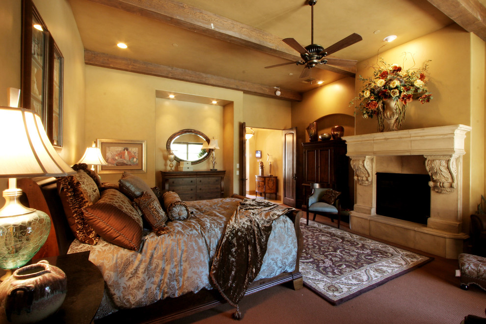 サクラメントにあるラスティックスタイルのおしゃれな主寝室 (黄色い壁、カーペット敷き、標準型暖炉、石材の暖炉まわり) のレイアウト