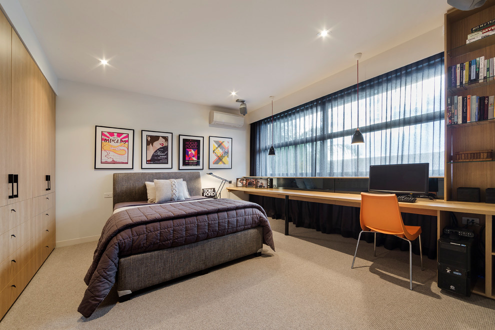 Foto di una camera degli ospiti minimalista con pareti bianche e moquette