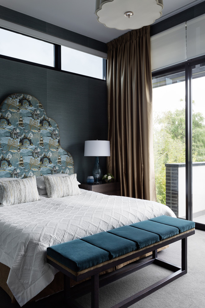 На фото: спальня в восточном стиле с синими стенами и ковровым покрытием
