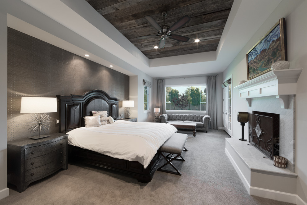Пример оригинального дизайна: большая хозяйская спальня в современном стиле с серыми стенами, ковровым покрытием, стандартным камином, фасадом камина из камня и серым полом