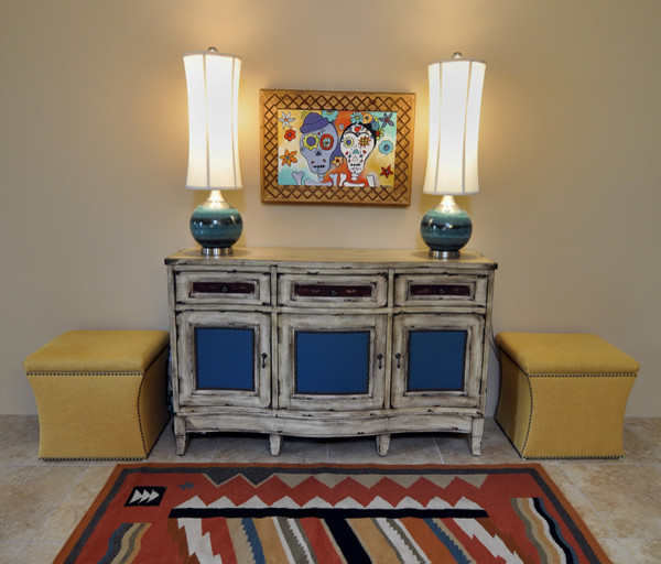Foto di una camera degli ospiti bohémian di medie dimensioni con pareti beige e moquette